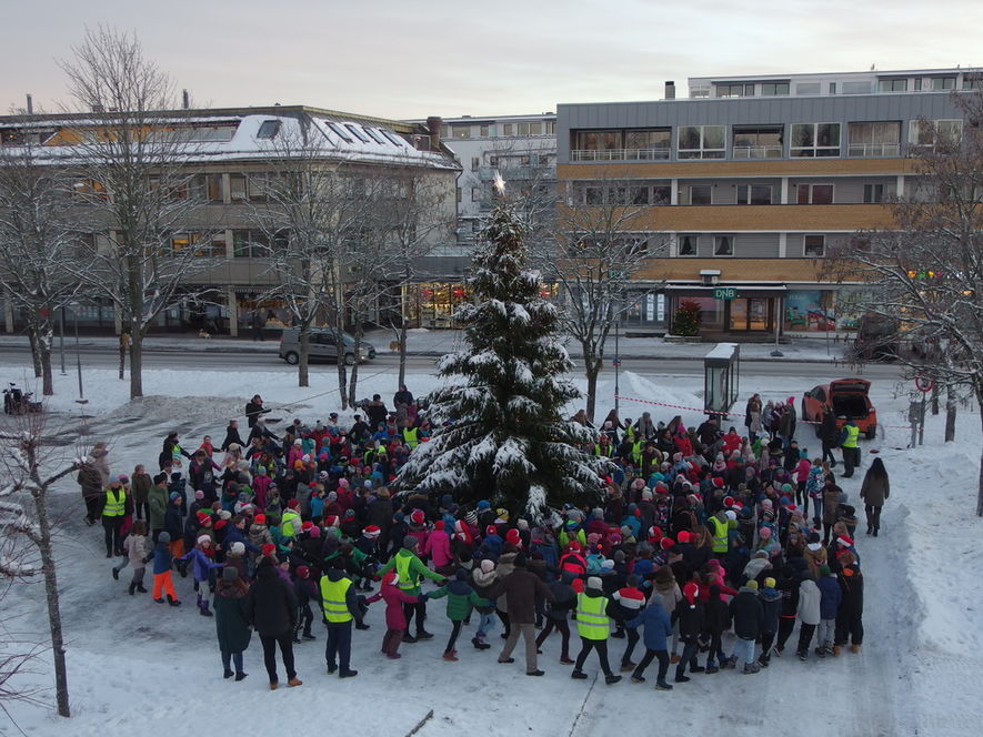 Rustad skole går rundt juletreet utenfor Ås rådhus