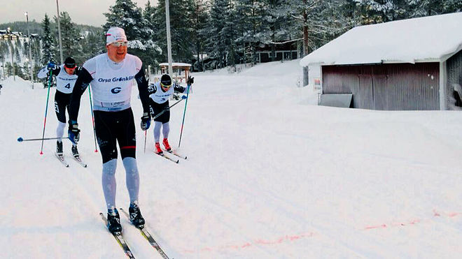 RIKARD TYNELL spurtar hem segern i Julmarathon i Orsa Grönklitt före dom båda Lager 157-åkarna Oscar Persson och Jimmie Johnsson.