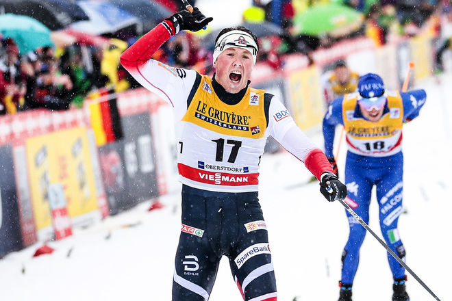 EMIL IVERSEN jublar för seger i masstarten i Tour de Ski i Oberstdorf. Men dom flesta åkarna var överens om att det hela var en parodi på en bana som inte alls höll för den här typen av tävling. Foto: NORDIC FOCUS