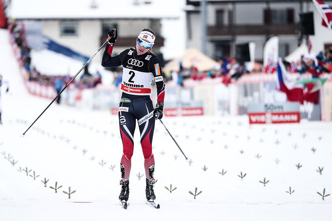 HEIDI WENG revanscherade sig för fallet på upploppet i masstarten i Oberstdorf. Hon åkte ifrån och vann solo i masstarten i Val di Fiemme. Nu tror alla att hon försvarar segern i Tour de Ski. Foto: NORDIC FOCUS