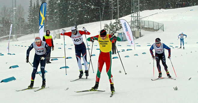 HÄR AVGÖR Pål Jonsson finalen i Scandic Cup-sprinten och vinner sin tredje raka seger i cupen. Tvåan Ossian Rosenberg till vänster. Foto: THORD ERIC NILSSON