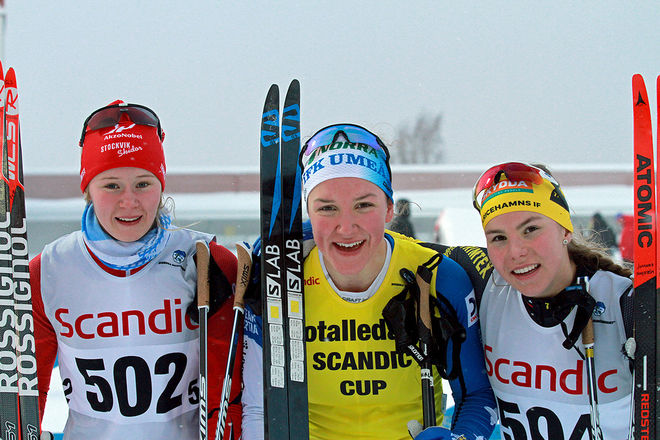 TOPPTRION i D19-20-sprinten i Scandic Cup i Östersund. Moa Lundgren, Umeå (mitten) vann sin tredje raka seger medan Johanna Hagström, Ulricehamn (höger) och Alicia Persson, Stockvik fick följa med på pallen. Foto: THORD ERIC NILSSON