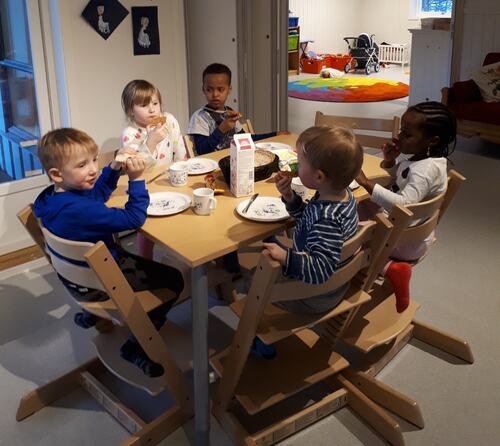 Nye midlertidige lokaler for barnehage og voksenopplæring_barn spiser