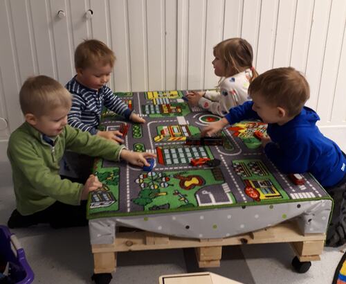 Nye midlertidige lokaler for barnehage og voksenopplæring_barn leker2