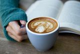 bildet viser en bok og en kaffekopp
