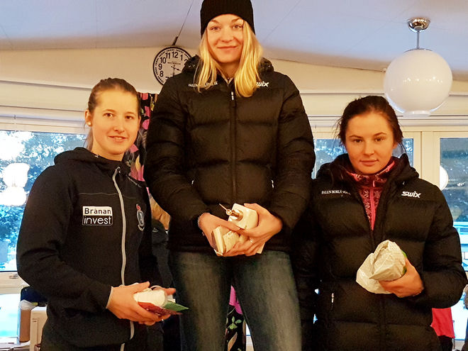 2 x MOA från Falun-Borlänge SK på pallen i damklassen. Moa Olsson (mitten) vann D21 före Frida Hallquist, Åsarna (vänster) och Moa Molander Kristiansen. Foto: THORD ERIC NILSSON