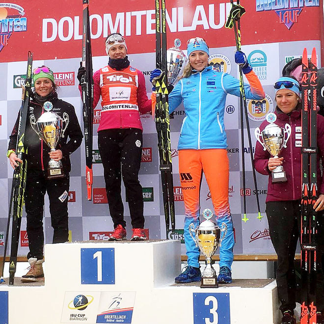 MARIA GRÄFNINGS jublar för 3:e plats i Dolomitenlauf efter Aurelie Dabudyk och Roxane Lacroix, båda från Frankrike.