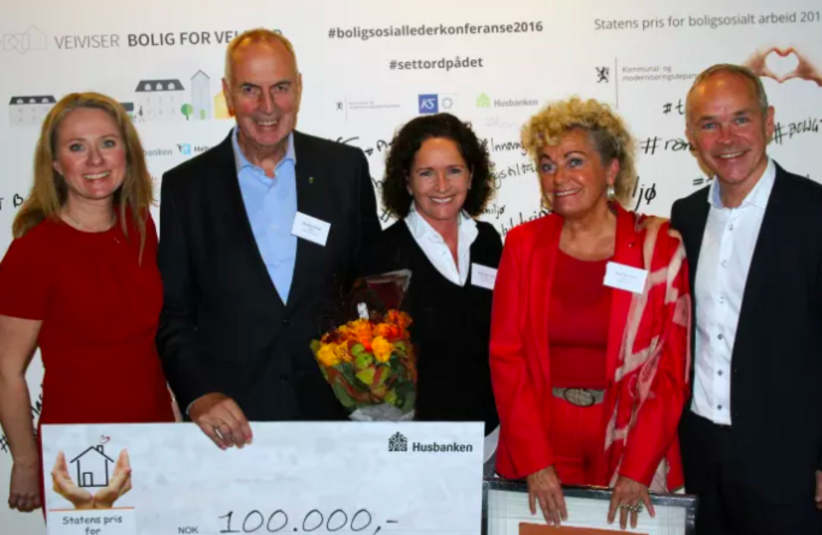 Sandnes kommune ble hedret med pris for boligsosialt arbeid i 2016. Kommunal- og moderniseringsminister Jan Tore Sanner og arbeids- og sosialminister Anniken Hauglie overrakte prisen på 100 000 kroner. (Foto: Husbanken)