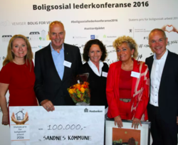 Sandnes kommune ble hedret med pris for boligsosialt arbeid i 2016. Kommunal- og moderniseringsminister Jan Tore Sanner og arbeids- og sosialminister Anniken Hauglie overrakte prisen på 100 000 kroner. (Foto: Husbanken)