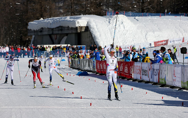MOA LUNDGREN, IFK Umeå var förkrossande överlägsen i JVM-sprinten i Goms. Här jublar hon länge innan hon har korsade mållinjen och tagit VM-guldet. Foto/rights: KJELL-ERIK KRISTIANSEN/KEK-stock