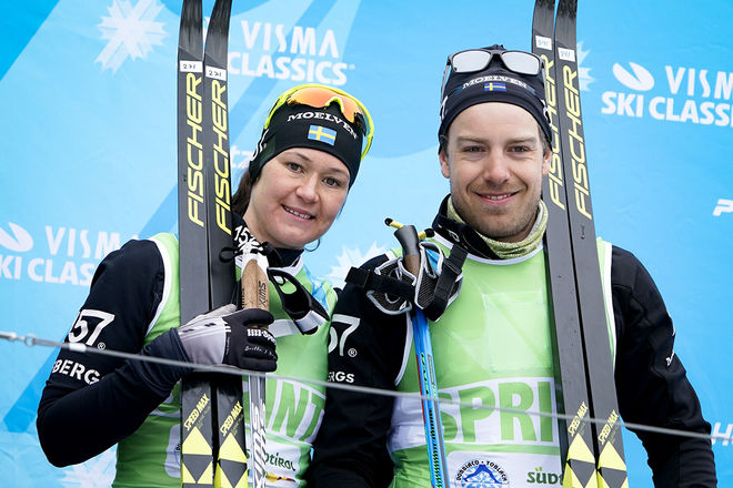 BRITTA JOHANSSON NORGREN (tv) vann igen i Toblach-Cortina och har nästan alla ledartröjorna i Visma Ski Classics. Teamkollegan Anton Karlsson (th) var fyra och behåller den gröna sprinttröjan. Foto: MAGNUS ÖSTH