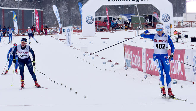 LINN SVAHN (höger) avgör finalen i D19-20-sprinten före Johanna Sundman. Foto: ROLF ZETTERBERG
