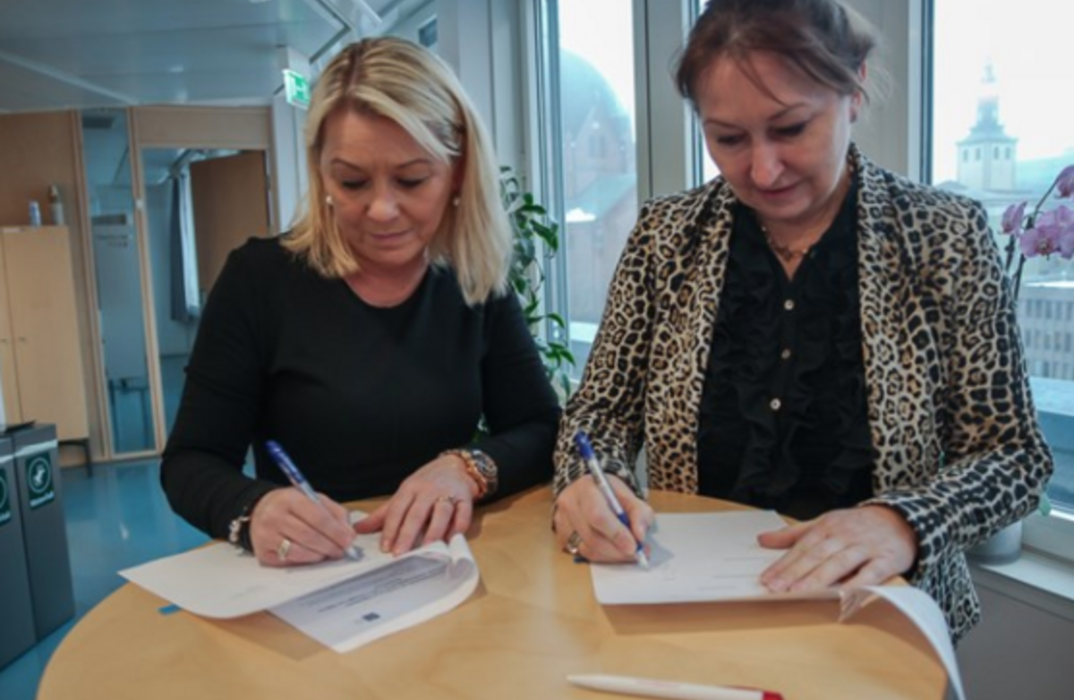 Kommunal- og moderniseringsminister Monica Mæland og styreleder Gunn Marit Helgesen i KS signerte nylig en samarbeidsavtale om utvikling av Digihjelpen. Foto: KMD