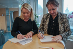 Kommunal- og moderniseringsminister Monica Mæland og styreleder Gunn Marit Helgesen i KS signerte nylig en samarbeidsavtale om utvikling av Digihjelpen. Foto: KMD
