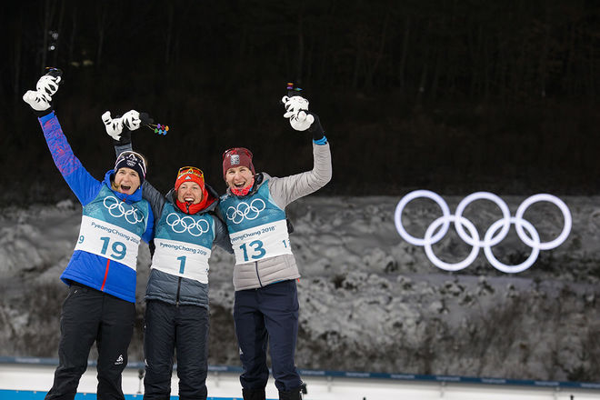 LAURA DAHLMEIER, Tyskland (mitten) var iskall igen och tog sitt andra OS-guld i Pyeongchang. Tvåa blev Anastasiya Kuzmina, Slovakien (th) och trea Anais Bescond, Frankrike (tv). Foto: NORDIC FOCUS