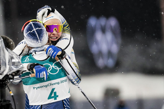OS-GULD!!!! Stina Nilsson jublar och kramas om av Hanna Falk efter utklassningen i OS-finalen. Foto: NORDIC FOCUS