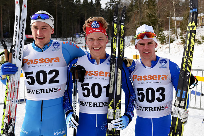 GUSTAF BERGLUND, IFK Mora (mitten) vann JSM-sprinten i H19-20 före hemmaåkaren Adam Persson, Hallby (tv) och Jacob Nystedt, Hudiksvall. Foto: ROLF ZETTERBERG