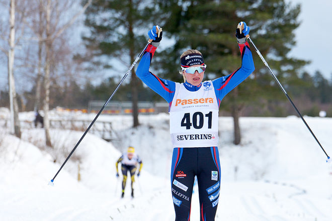 FRIDA KARLSSON, Sollefteå tillhör en annan division än konkurrenterna i D19-20. Juniorvärldsmästarinnan var förkrossande överlägsen på JSM-sprinten. Foto: ROLF ZETTERBERG