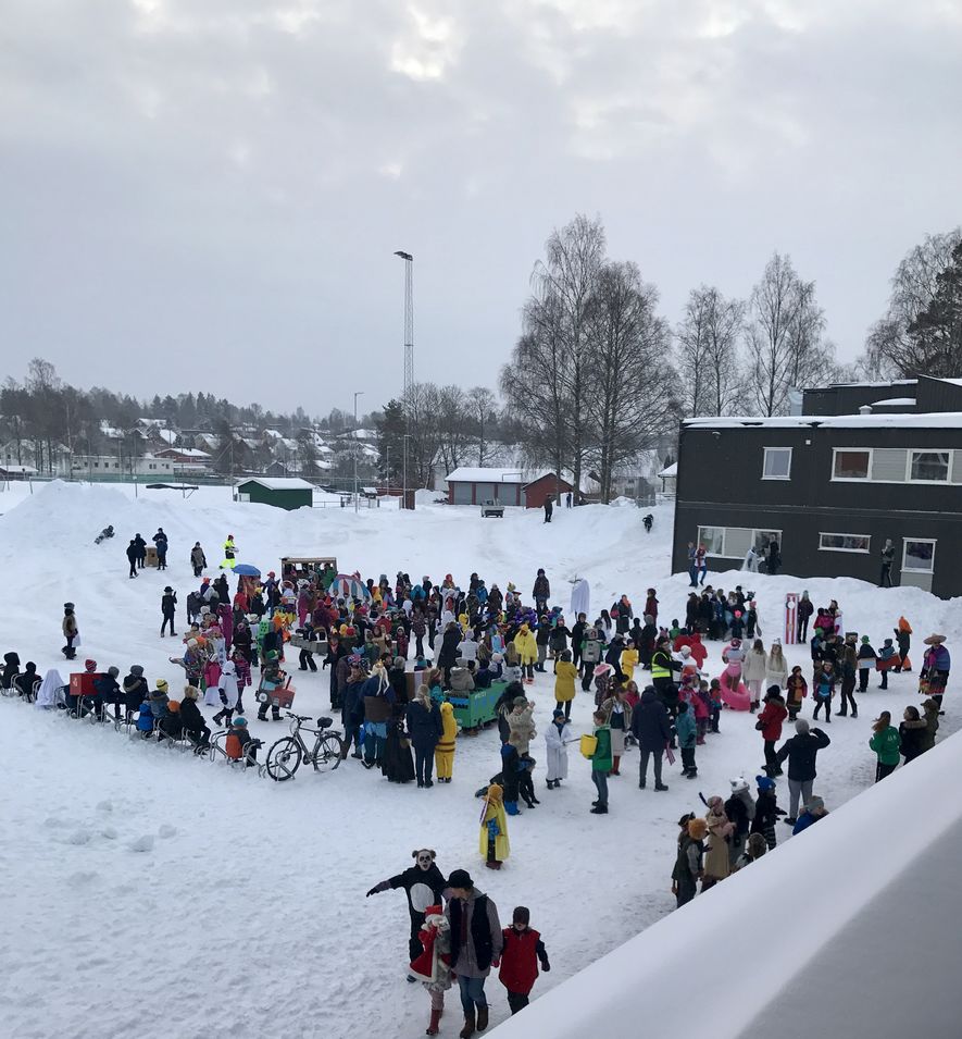 alle foran skolen