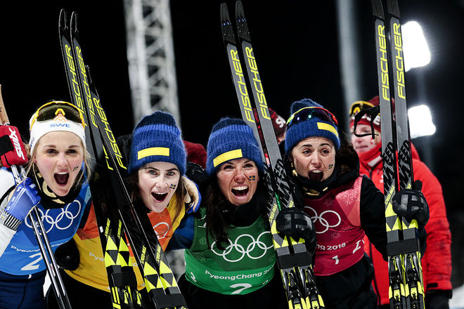 JUBEL FÖR SILVER, ingen gråt för förlorat guld. Från höger: Anna Haag, Charlotte Kalla, Ebba Andersson och Stina Nilsson. Foto: NORDIC FOCUS