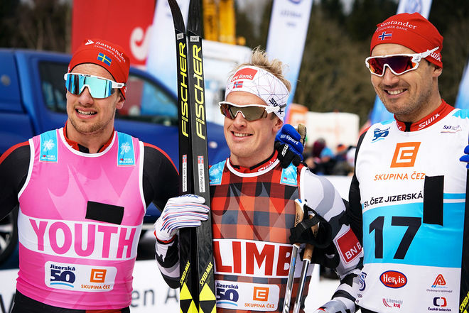 OSKAR KARDIN (tv) slutade tvåa i Jizerska Padesatka i Tjeckien efter Morten Eide Pedersen (mitten). Andreas Nygaard (th) var trea. Foto: MAGNUS ÖSTH