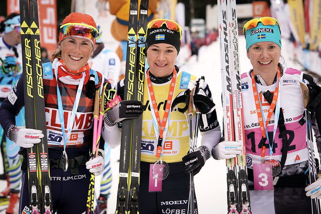 BRITTA JOHANSSON NORGREN (mitten) blev historisk genom att ta sin sjätte raka seger i Visma Ski Classics. Katerina Smutna (tv) var tvåa och Sara Lindborg trea. Foto: MAGNUS ÖSTH