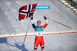 DROTTNINGEN går i mål! Marit Björgen avslutade sin olympiska karriär med en utklassningsseger, säkrade Norge segern i medaljligan och blev tidernas vinter-olympier. Snacka om storslam i finalen. Foto: NORDIC FOCUS
