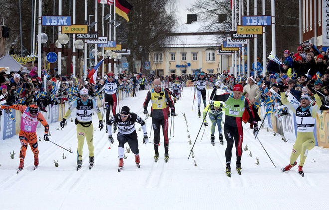 SÅ JÄMNT VAR DET över mållinjen förra året. Från vänster: Stian Hoelgaard (3:a), Johan Kjølstad (5:a), Marcus Ottosson (4:a), Tord Asle Gjerdalen (6:a), Andreas Nygaard (2:a) och helt till höger segraren John Kristian Dahl som dök upp som gubben ur lådan. Foto: NISSE SCHMIDT/Vasaloppet