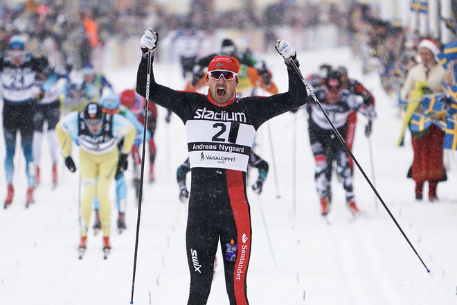 ANDREAS NYGAARD jublar över segern i det 94:e Vasaloppet. Han fick revansch för förra året, då han blev slagen med en tånagels längd av John Kristian Dahl. Foto: MAGNUS ÖSTH/Visma Ski Classics