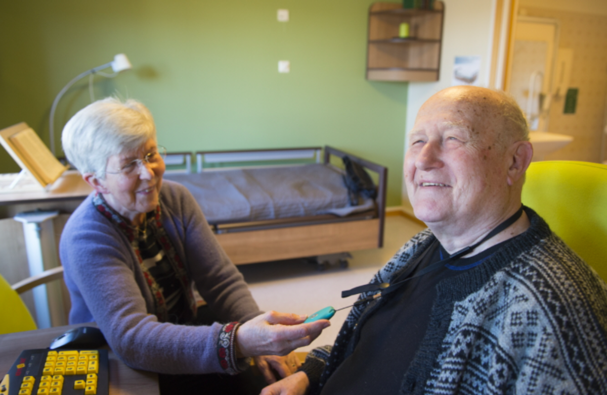 En GPS med knapp har gjort livet bedre og tryggere for ekteparet Ragnhild og Hans Jakob Fønstelien. Foto: Anders Martinsen. En GPS med knapp har gjort livet bedre og tryggere for ekteparet Ragnhild og Hans Jakob Fønstelien. Foto: Anders Martinsen.