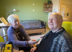 En GPS med knapp har gjort livet bedre og tryggere for ekteparet Ragnhild og Hans Jakob Fønstelien. Foto: Anders Martinsen.