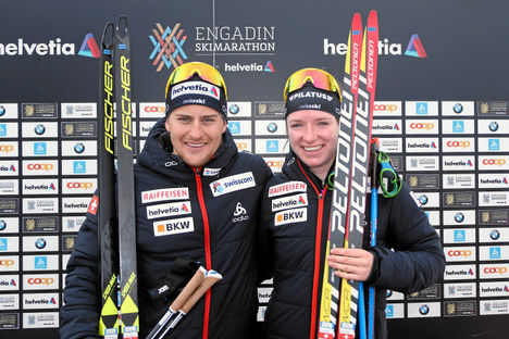 Remy Steinegger S-CHANF, 11MAR18 - Die Sieger Roman Furger (links, Schattdorf UR) und Nadine Faehndrich (rechts, Eigenthal LU) posieren im Ziel des 50. Engadin Skimarathon am 11. Maerz 2018 in S-chanf. Nach den Jahren 2012 und 2016 ist dies bereits Roman Furgers dritter