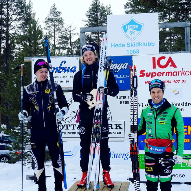 TORSTEIN STENERSEN (mitten) vann också sprintdistansen på SM i skidskytte i Hede. Silvret gick till Oskar Brandt (tv) och bronset till Simon Hallström.