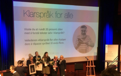 Klarspråkprisvinnerne er (f.v.) Helsedep, Mattilsynet, Udir og Plan- og bygningsetaten i Oslo kommune. Monica Mæland,kommunal- og moderniseringsminister, helt til høyre, delte ut prisen. Foto: Heidi Bunæs Eklund.