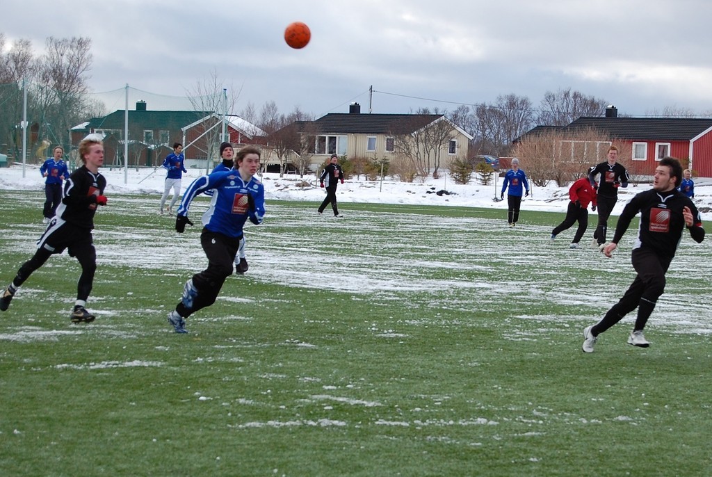Kunstgressbanen med snø