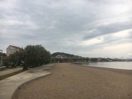 Besøk i Murter Kornati_strandpromenade