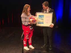 Amalie Henriksen mottar Ungdommens kulturstipend 2018 av lokalstyreleder Arild Olsen Foto: Roger Zahl Ødegård