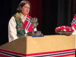 Aimée Lind Adamiak holder tale for dagen 17. mai 2018 i Longyearbyen kulturhus Foto: Roger Zahl Ødegård