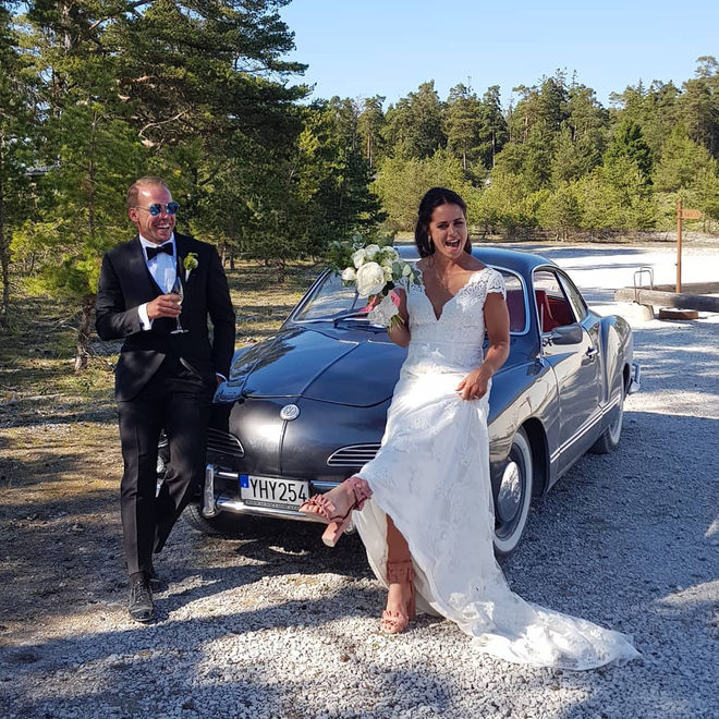 STORT GRATTIS säger vi till Anna Haag och Emil Jönsson som i helgen fick varandra i ett härligt bröllop med stora delar av skidlandslaget på gästlistan. Foto: INSTAGRAM