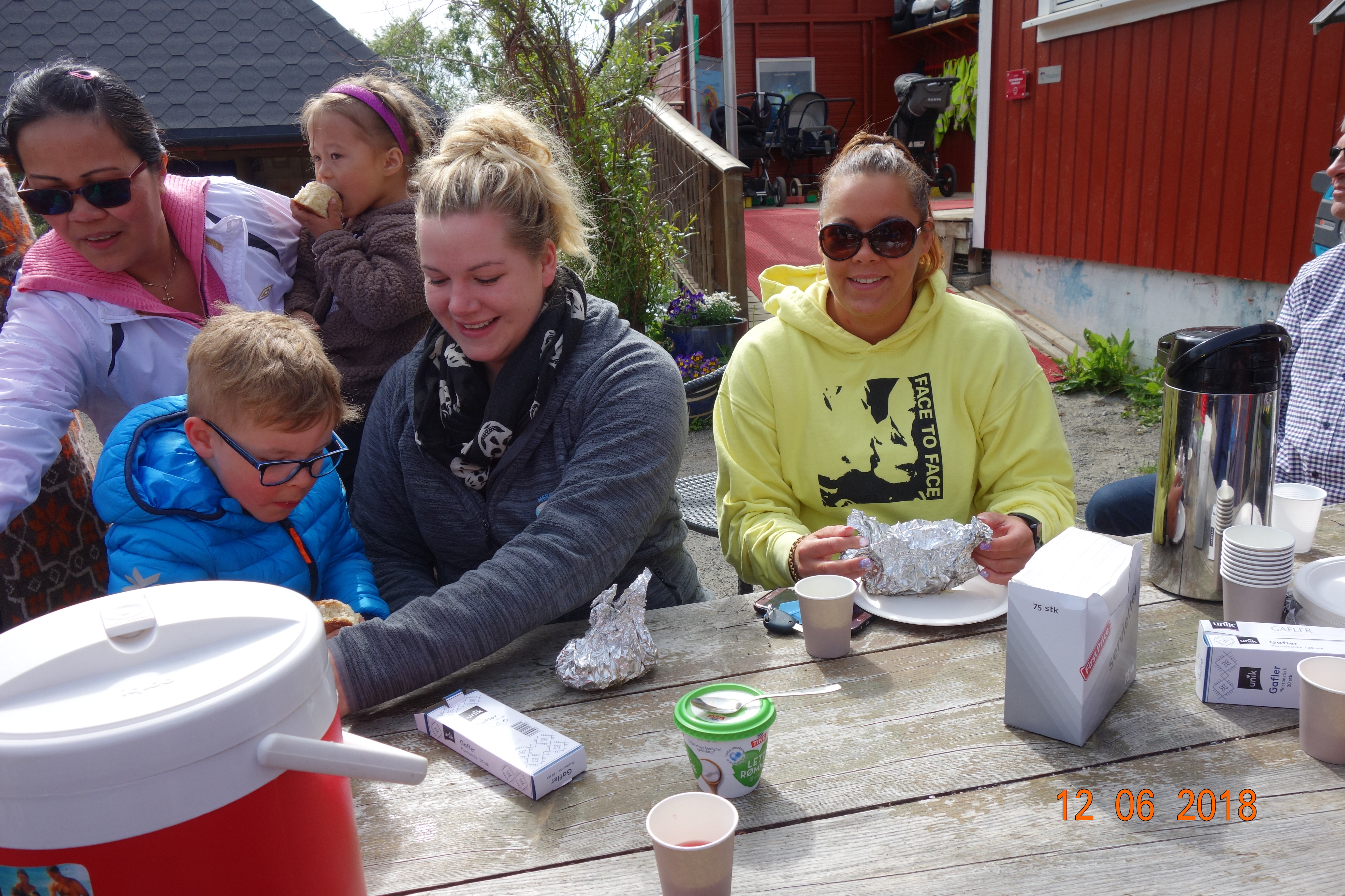 Sommerfest i Solli barnehage _spising av laksepakker