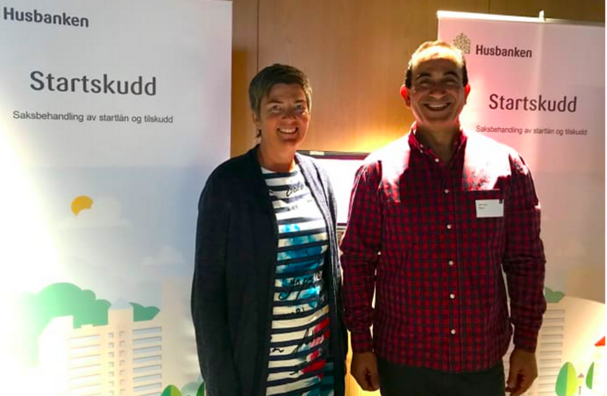 Startskudd ble lansert på Kommunale Boligadministrasjoners Landsråds konferanse 29. mai. Edle Holt og Behrooz Elyasi fra Husbanken var på plass for å gi kommunene informasjon om det nye verktøyet. Foto: Husbanken