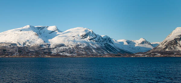 Vinterbilde som viser Olderdalen og fjellene om vinteren