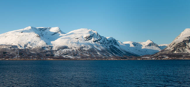 Vinterbilde som viser Olderdalen og fjellene