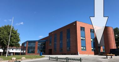 Inngang, helsestasjon for ungdom og studenter med pil