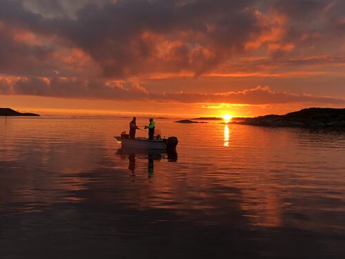 "Fiskere i solnedgang". Tatt på Herøy, utenfor Øksningsbrua