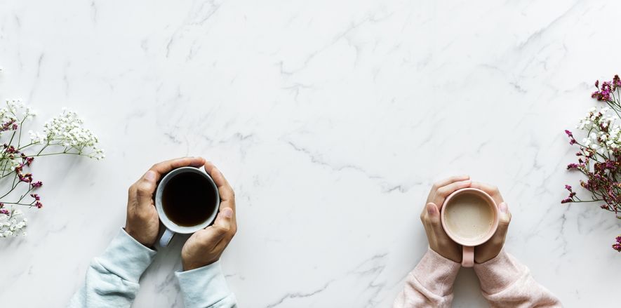 Enhet rus og psykisk helsetjeneste i Ås kommune arrangerer pårørendegruppe over 3 kvelder for innbyggere i Ås. Illustrasjonsbilde, to kaffekommer på et bord