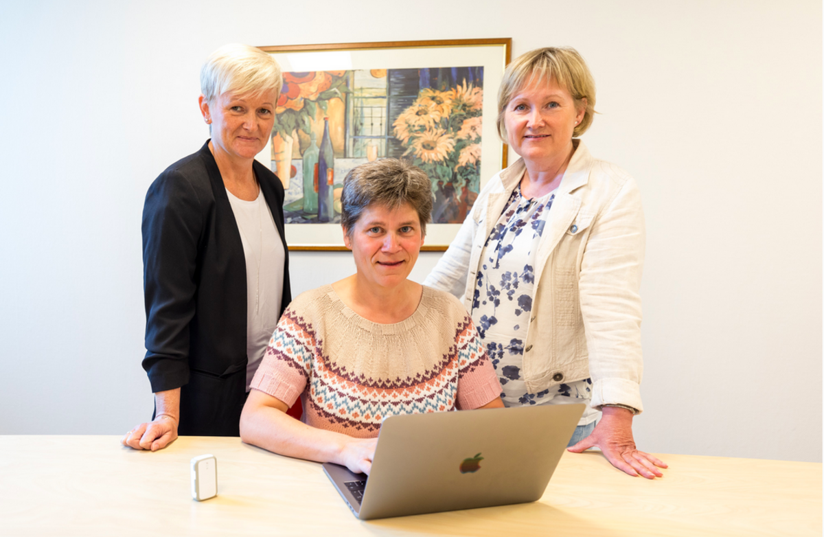 Prosjektleder Janne Haugnes, demenskoordinator Marit Kristiansen og enhetsleder for hjemmetjenester i Harstad kommune, Sissel Paulsen Fenes. Foto: Øivind Arvola