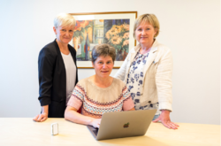 Prosjektleder Janne Haugnes, demenskoordinator Marit Kristiansen og enhetsleder for hjemmetjenester i Harstad kommune, Sissel Paulsen Fenes. Foto: Øivind Arvola