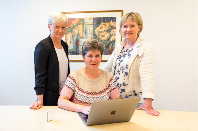 Prosjektleder Janne Haugnes, demenskoordinator Marit Kristiansen og enhetsleder for hjemmetjenester i Harstad kommune, Sissel Paulsen Fenes. Foto: Øivind Arvola Prosjektleder Janne Haugnes, demenskoordinator Marit Kristiansen og enhetsleder for hjemmetjenester i Harstad kommune, Sissel Paulsen Fenes. Foto: Øivind Arvola