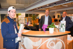 Fikk service: Patric Vesteli fikk hjelp av vikarene ordfører Saxe Frøshaug og varaordfører Tor Melvold (t.h) da han stakk innom servicetorget fredag ettermiddag. Foto: Lise-Kari Holøs
